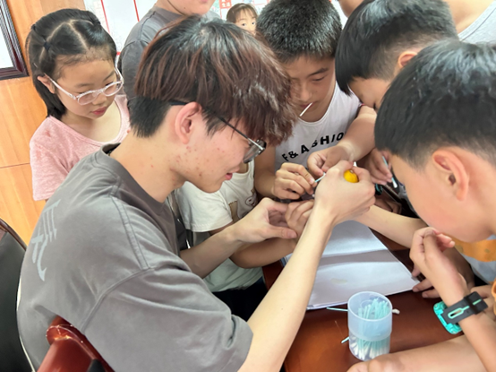 1721789893195064.png 小队成员给小朋友们挤柠檬汁。.png