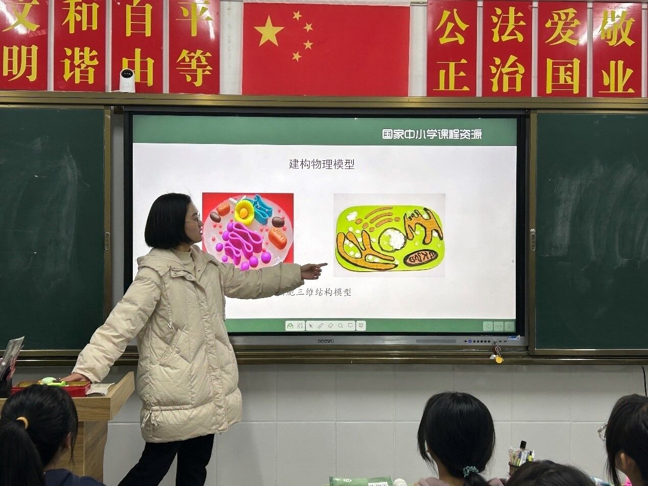 张京为同学们讲解生物细胞.jpg