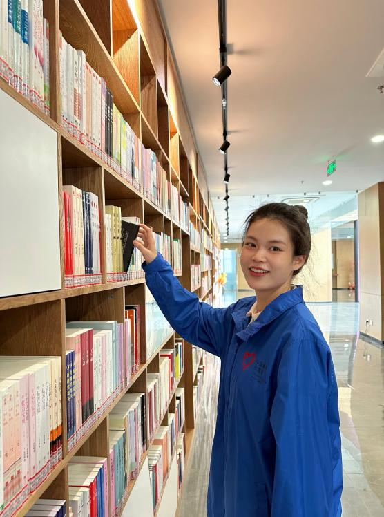 陈思晴在图书馆.png