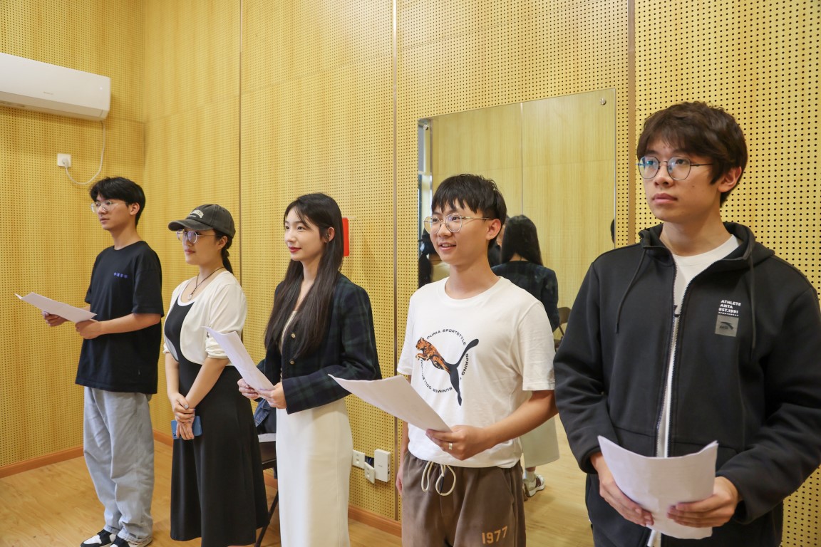 1696595231590560.jpg 表演3.jpg