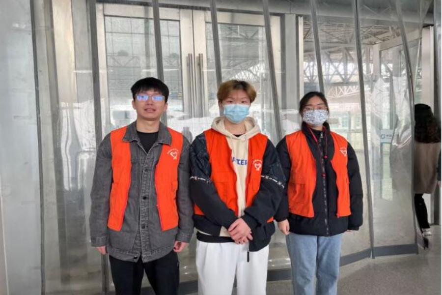 图为开云英超官网_开云online（中国）自动化学院思源服务社高铁志愿服务二队于镇江站合照 王皓 摄.jpg