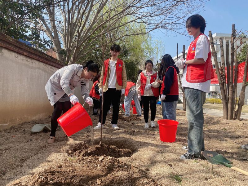 开云英超官网_开云online（中国）物业中心联合深蓝学院开展雷锋志愿服务月·“正‘植’青春”植树节活动.jpg