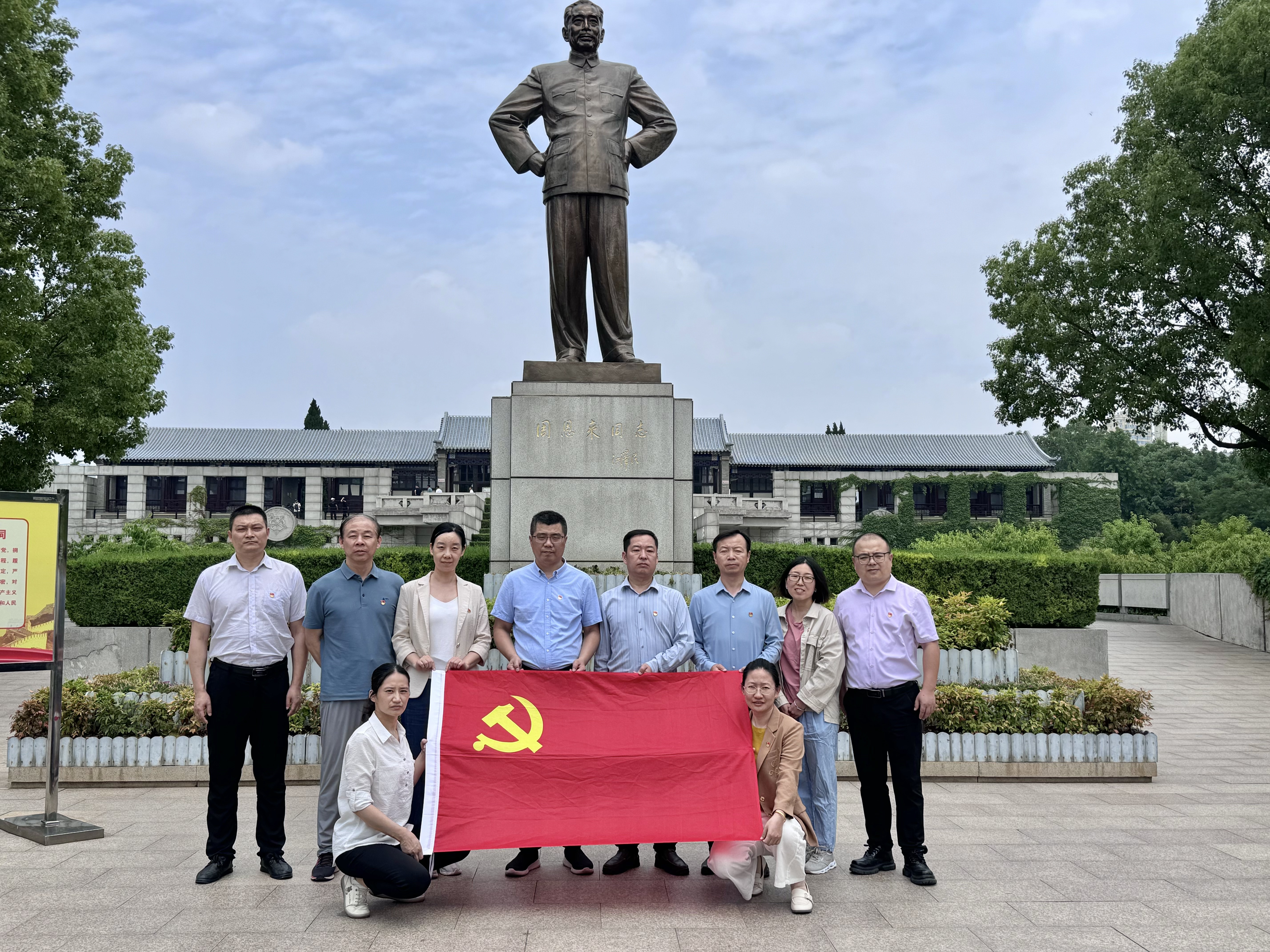 1718067297679994.jpg 党旗.jpg